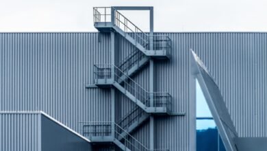 Pourquoi les bâtiments métalliques nécessitent une approche différente